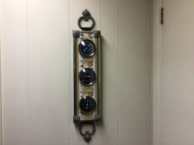 Thermomètre, baromètre et hygromètre décoratif et fonctionnel.