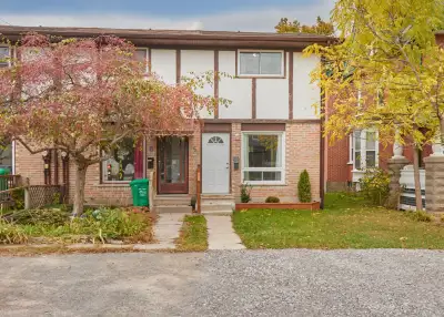 Modern 3 Bed Townhome (Downtown) w/Fenced Yard & 3 parking.