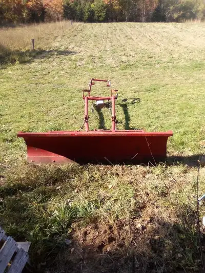 Snow plow, great condition, hardly used, was used on a 1953 ford golden jubilee for plowing snow. 6'...