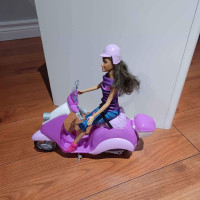 Barbie - Scooter avec poupée et casque