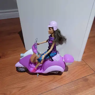 Barbie - Scooter avec poupée et casque, View more