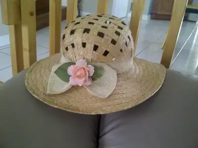 BEAU CHAPEAU NEUF EN PAILLE 21"TOUR TETE FEMME OU ADO: $10.00, View more