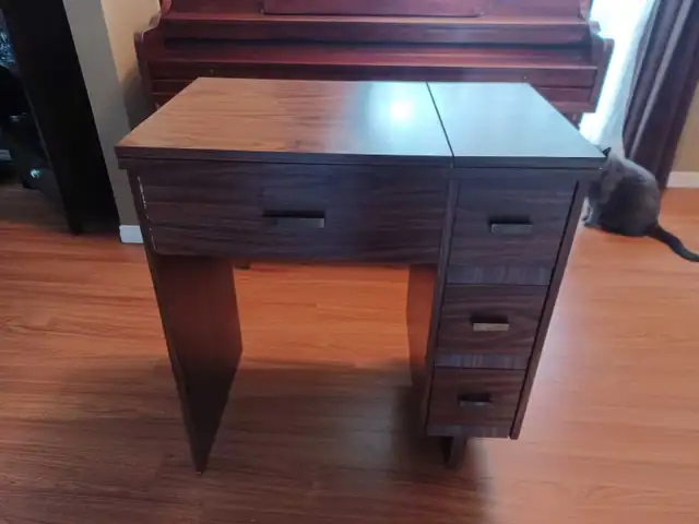 Singer Stylist 514 Sewing Machine in Hobbies & Crafts in London - Image 2