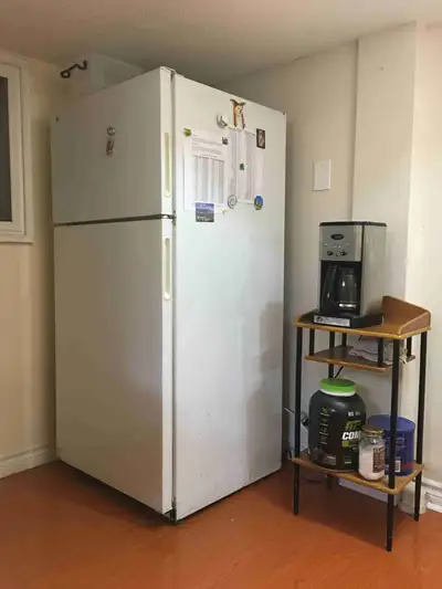 Furnished basement room in 7 minutes walk from Lansdowne subway