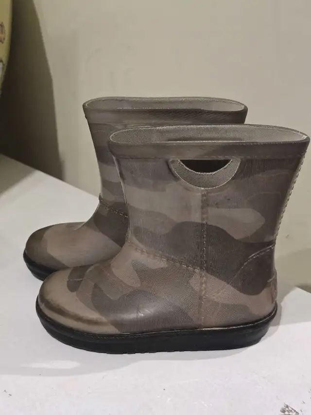 UGG Toddler Rain Boots US Size 8 waterproof in Kids & Youth in Markham / York Region - Image 3