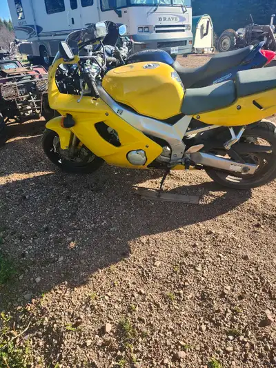This 1995 Yamaha YZF600R is a used motorcycle with a sporty, yellow exterior. The bike has notable w...