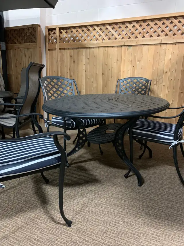 OUTDOOR OVAL PATIO TABLE & 4 CHAIRS in Patio & Garden Furniture in Oakville / Halton Region - Image 4