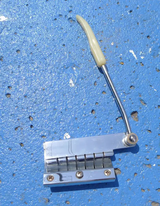 Maestro Gibson short Tremolo 60's vintage tailpiece in Guitars in City of Toronto - Image 2