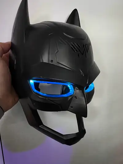 Fully functional voice changing and sound effects Batman mask. Clean, smoke free, pet free, home