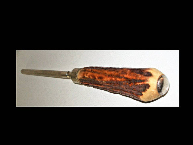 Aiguiseur de couteaux en corne de cerf vintage dans Art et objets de collection  à Laval/Rive Nord - Image 2