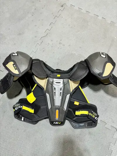 CCM shoulder pads junior large, View more