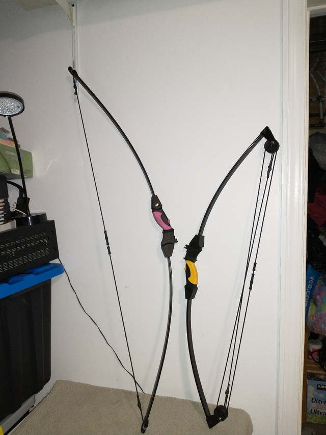 Barnett Lil Banshee / Sherwood Forester Bows in Fishing, Camping & Outdoors in Red Deer - Image 2