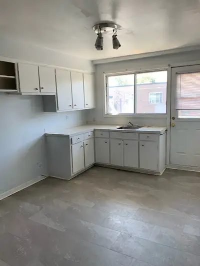 Découvrez ce spacieux appartement offrant un espace de vie confortable. Cette unité d’occasion propo...