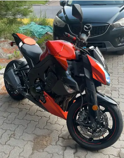Je vends ma Kawasaki Z1000 2012, une moto sport nerveuse avec un moteur 1000cc puissant et une esthé...