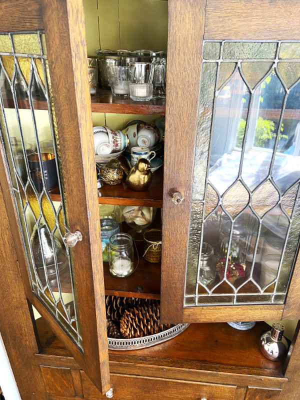 ANTIQUE CORNER CUPBOARD in Hutches & Display Cabinets in City of Toronto - Image 2