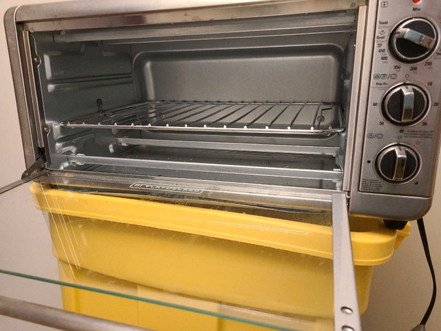 Black and Decker Oven/toaster in Toasters & Toaster Ovens in Bedford