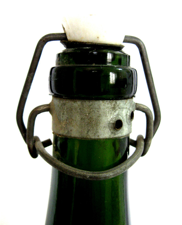 BOUTEILLE BIERE DEPINETTE MARCO SPRUCE BEER BOTTLE  c. 1960 dans Art et objets de collection  à Ouest de l’Île - Image 2