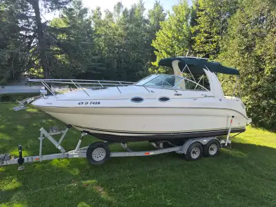 Searay 260 Sundancer 2003 très propre Prêt à mettre à l’eau. 1160h -Moteur 5 litre mpi -Pied bravo 3...