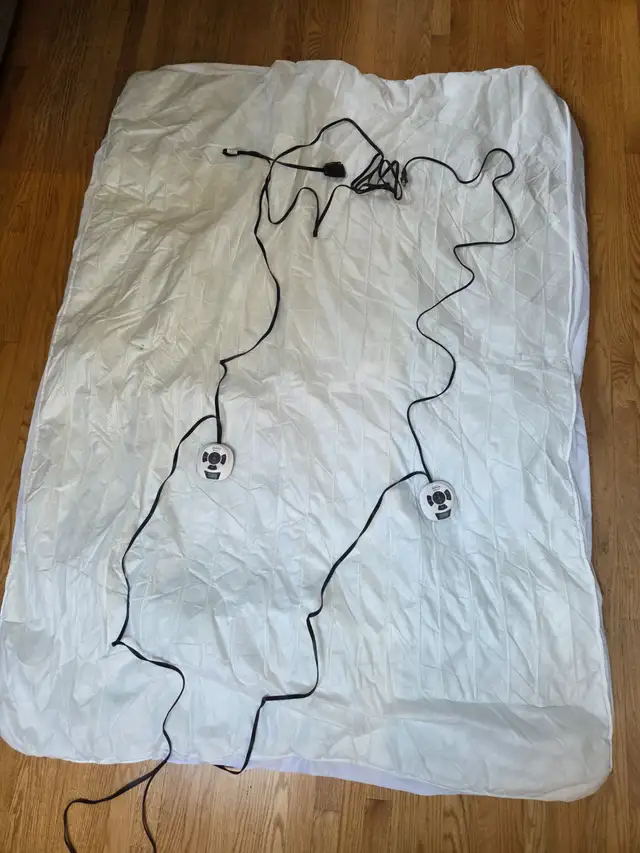 Mattress cover heater queen size.  Sunbeam. in Bedding in Hamilton - Image 4