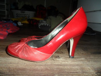 Ladies high heel red Arturo Chiang shoes in new condition size 5