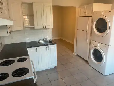 Disponible / Available Coquet 3 1/2, situé à seulement 2 minutes du métro Frontenac – idéal pour vos...