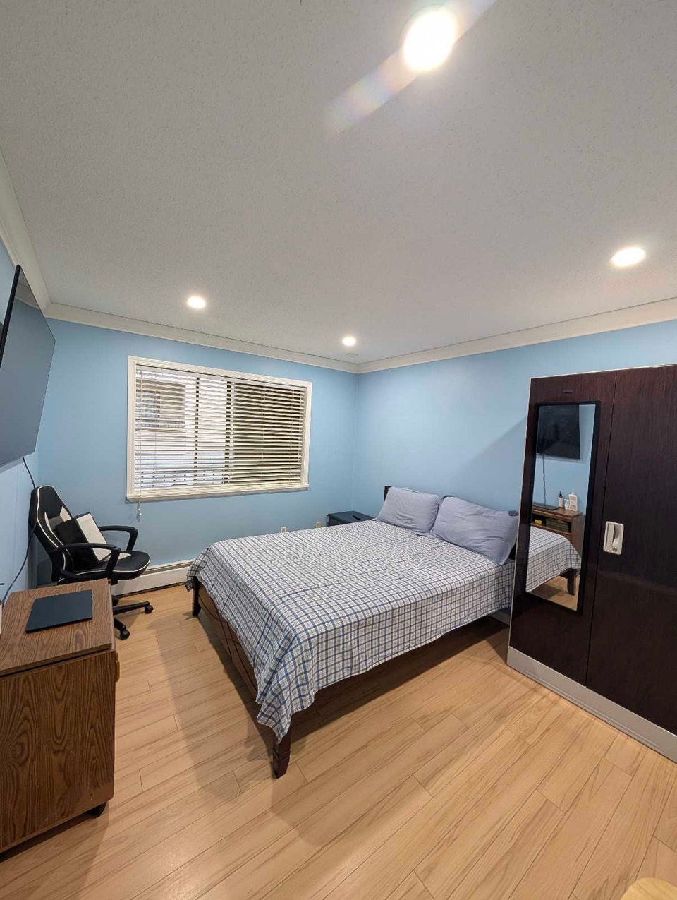 2bed 1 bath spacious corner condo for rent 3