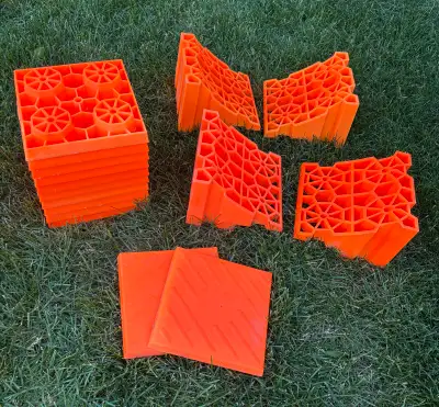 Excellent condition. 10 levels, 2 caps and four chocks. Evanston NW pick up. No cracks or missing ch...