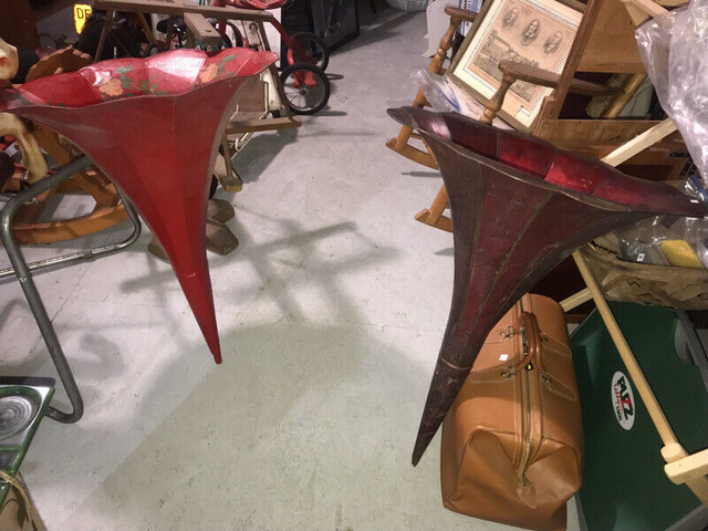 2 ANTIQUE PHONOGRAPH HORNS - MORNING GLORY DEEP RED / FLORAL RED in Arts & Collectibles in Mississauga / Peel Region - Image 2