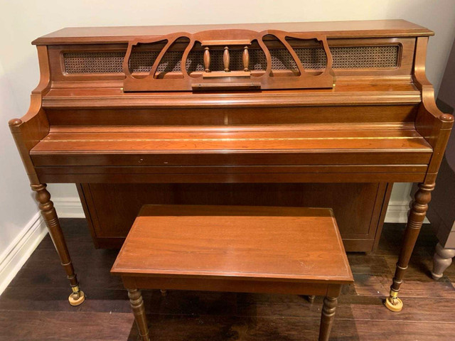 Piano with bench  in Pianos & Keyboards in Markham / York Region - Image 2