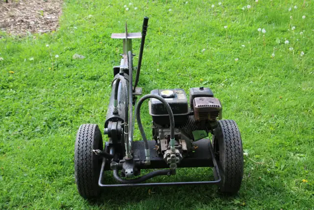 Log splitter in Lawnmowers & Leaf Blowers in Trenton - Image 7