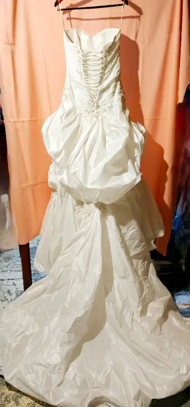 Sottero & Midgley Haute Couture Imperial Wedding Gown in Size 10 in Wedding in Ottawa - Image 3