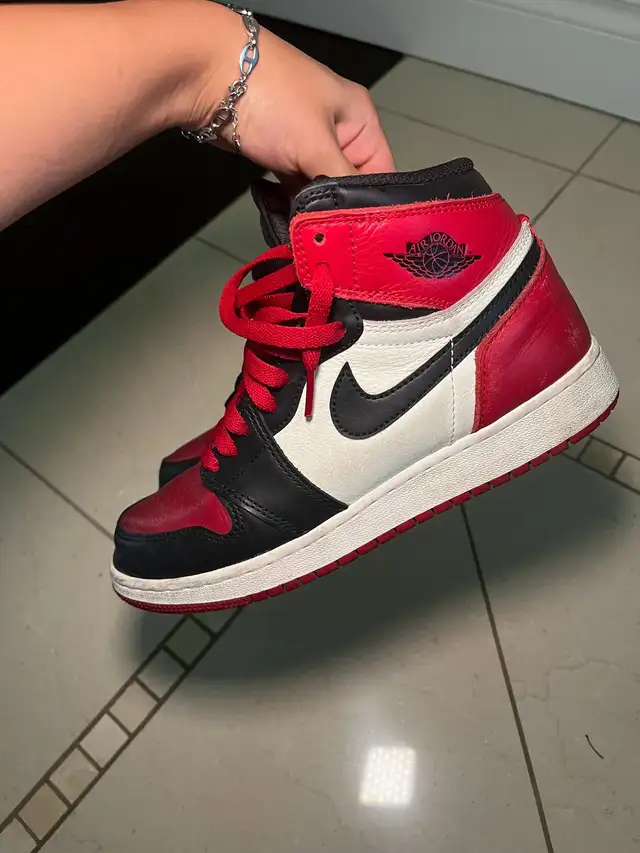 bred toe high og retro Jordan 1s in Men's Shoes in Kitchener / Waterloo - Image 4