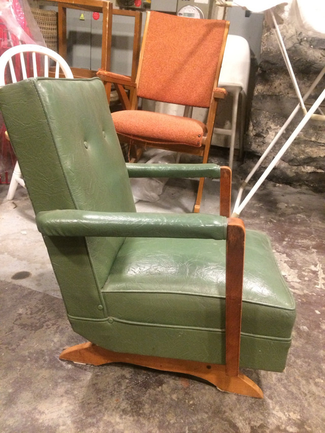 Vintage rocking chair for child dans Chaises, Fauteuils inclinables  à Ville de Montréal - Image 2