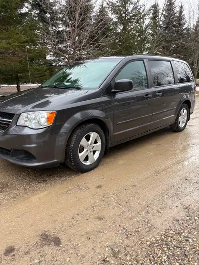 2015 Dodge Grand Caravan SE plus, excellent body and paint, clean interior, yearly under oiled, dual...