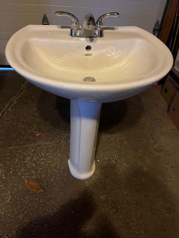 Pedestal Sink in Plumbing, Sinks, Toilets & Showers in City of Toronto