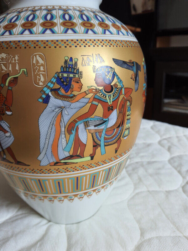 Vase Scenes from the tomb of Tutankhamun dans Art et objets de collection  à Longueuil/Rive Sud