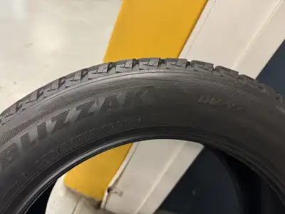 I'm selling a single Bridgestone Blizzak DM-V2 winter tire, size 235/55R18 100T. This tire is in goo...
