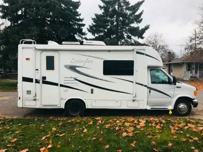 En francais çi-dessous RV B+ Lexington by Forest River, 24 foot Ford 450, V10, 2005 Mileage 53,219 m...