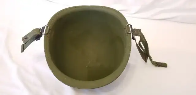 Cdn US army mil M-1 steel helmet outer green w chin strap c1960s in Arts & Collectibles in Ottawa - Image 6