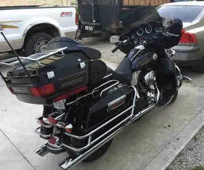 Harley Davidson ultra classic in decent shape a lot of things done and added to it over the years ni...