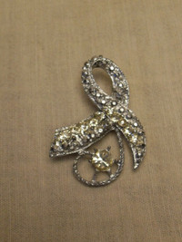 Gift - Vintage Brooch - Ribbon stoned - (silver tone)
