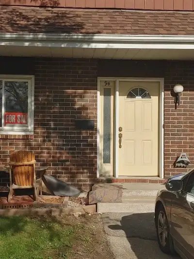 Room available in newly renovated 4 bedroom townhouse Backs onto scenic creek Minutes to WLU, UW, Co...