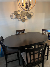 Table with 4 chairs and removable leaf 