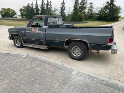 1986 Gmc 1500 runs well new motor about 45000 km ago . Hasn’t been on the road for quite awhile. Tra...