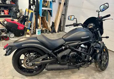 2023 with only 2200 km next to new and spotless, 1st owner technically. Bought it from the original...