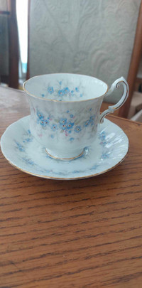 Gorgeous vintage English Paragon "Petit fleurs" bone china cup w
