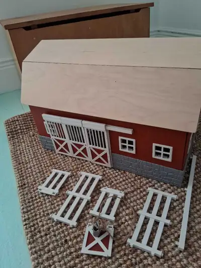 Very good condition Schleich barn Non smoking house Lots of play but very little wear. A great toy f...