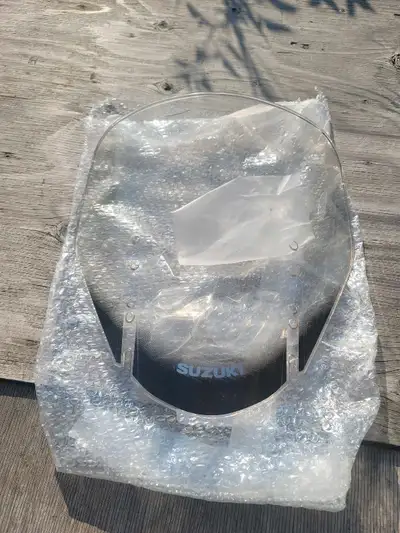 Oem suzuki windscreen has small crack on top see pic