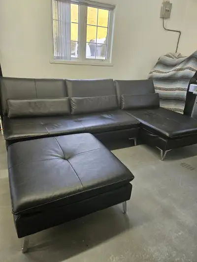 Causeuse et chaise longue modulaires + coussins et ottoman noirs, View more