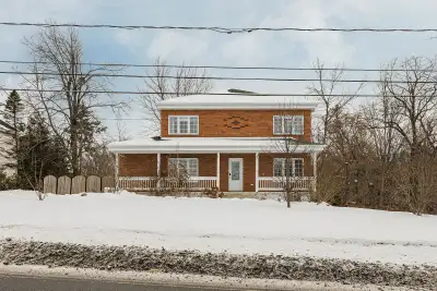 Bienvenue dans cette superbe maison à deux étages et trois chambres, idéalement située à quelques mi...